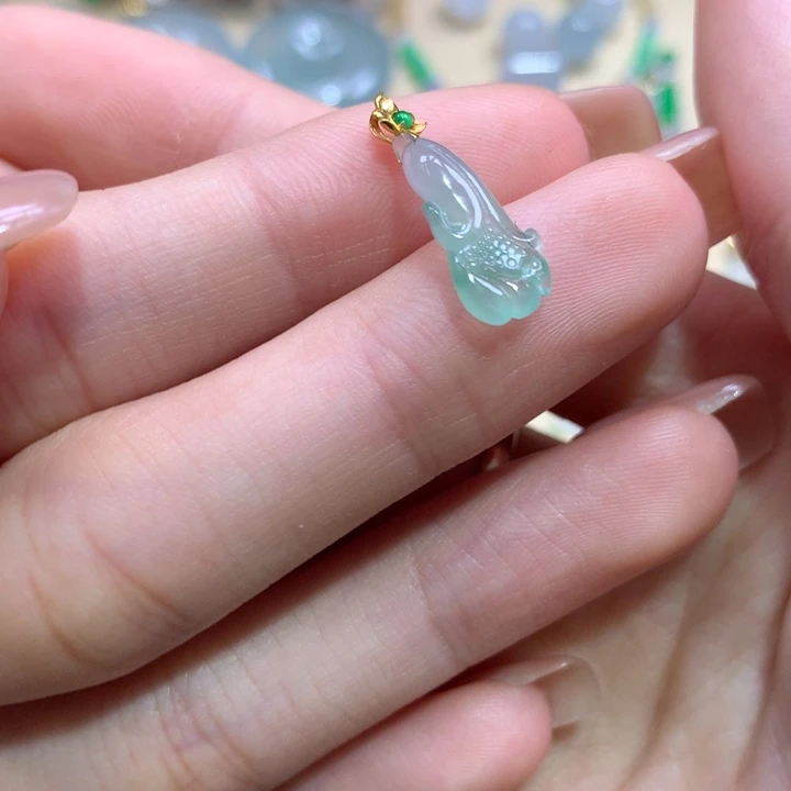 翡翠18K金镶嵌颈饰白菜