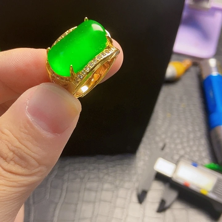 翡翠14K金镶嵌颈饰