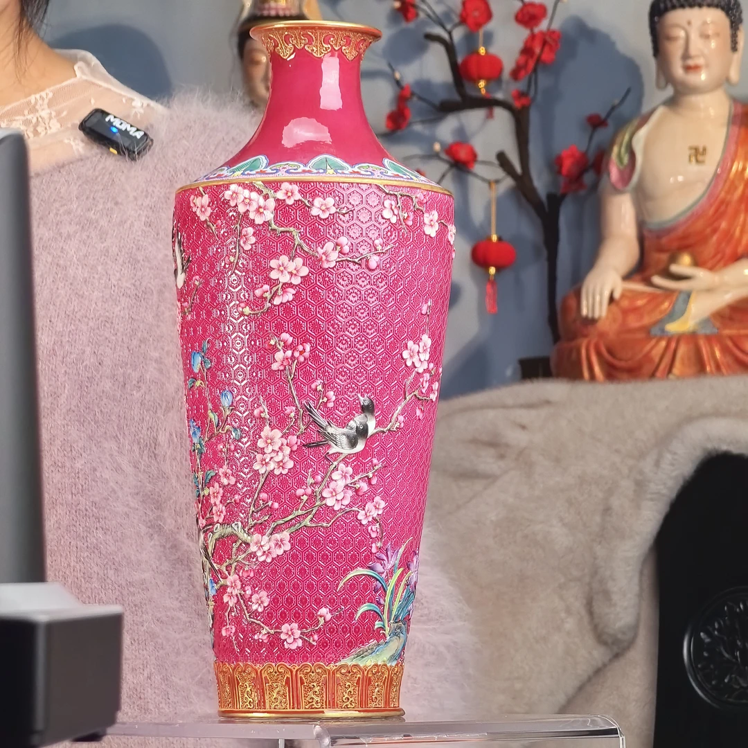 清 胭脂红浮雕花卉赏瓶