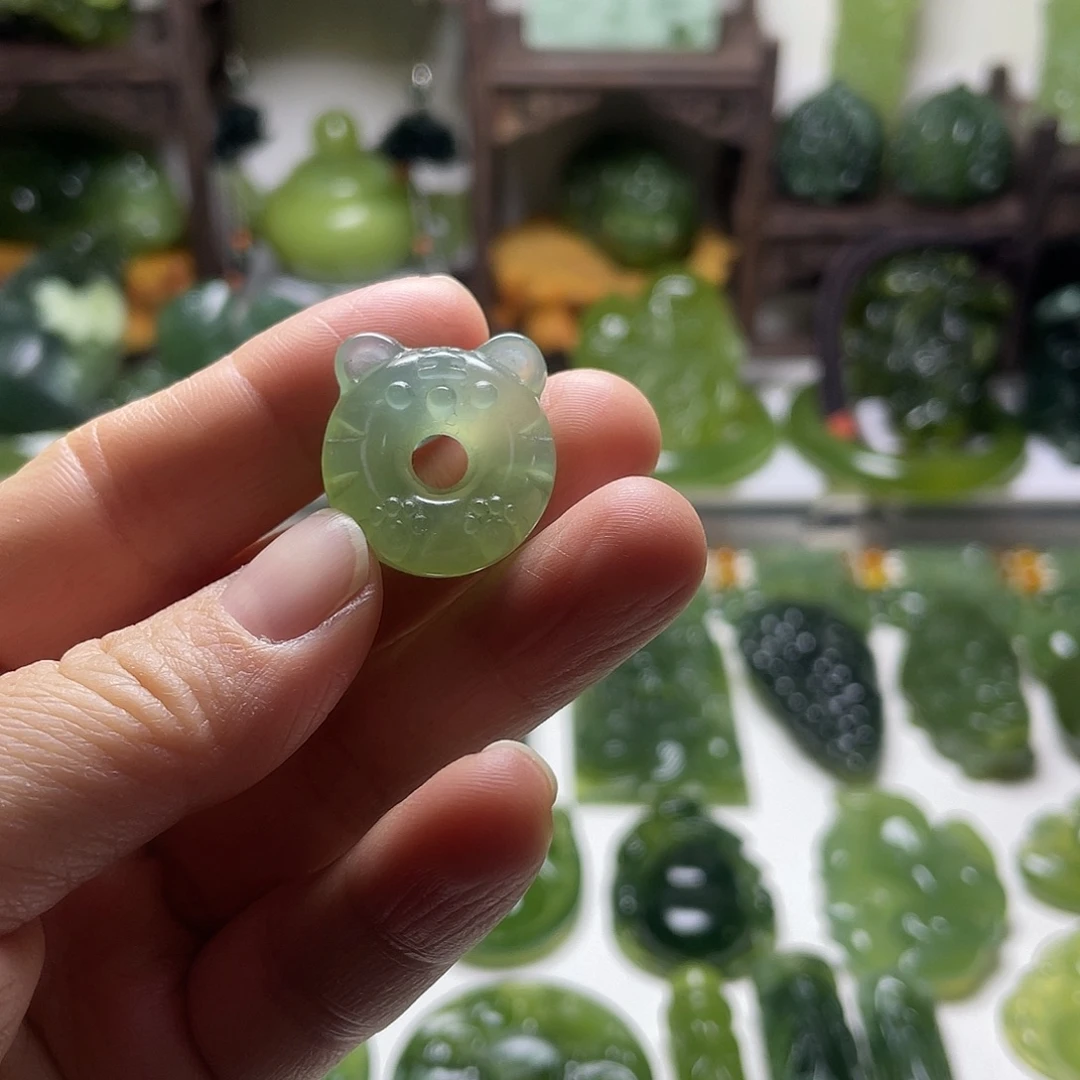 蛇纹石玉未镶嵌颈饰