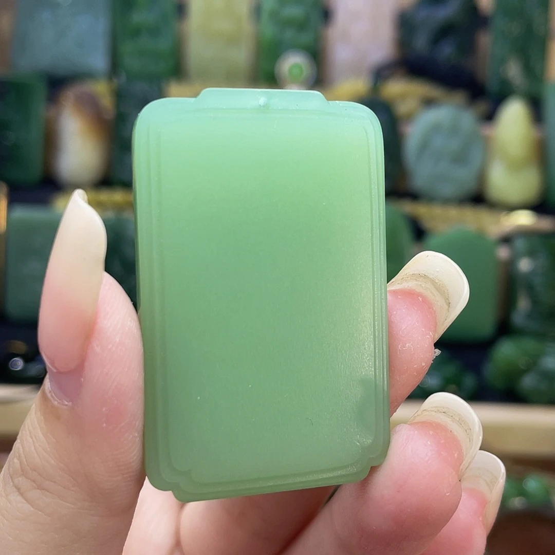 和田玉未镶嵌颈饰粉绿·带翠