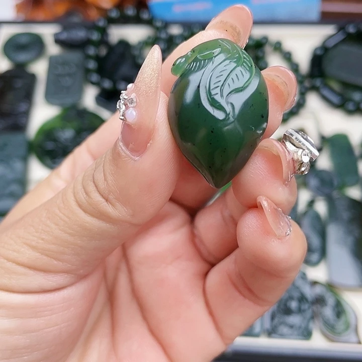 蛇纹石玉未镶嵌挂件泰山玉寿桃