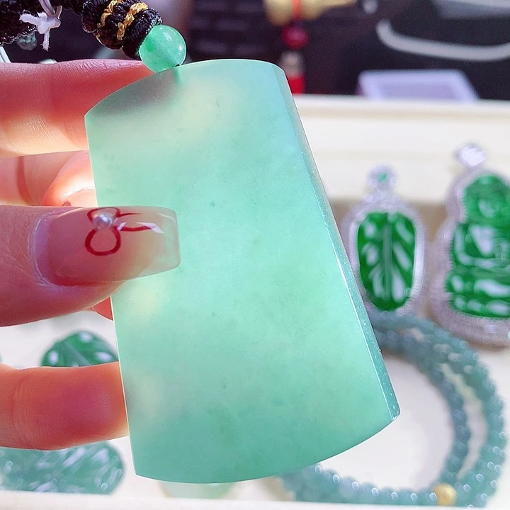 翡翠颈饰未镶嵌天然