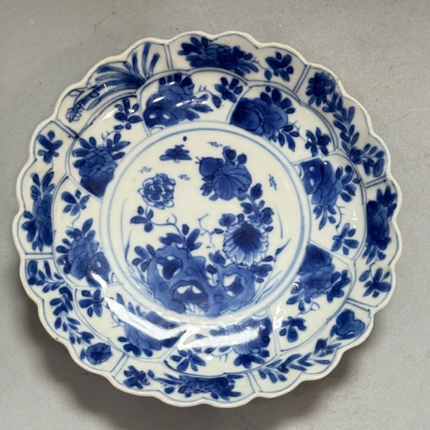 青花蝶恋花纹花口盘 口沿两处小剥釉 直径13