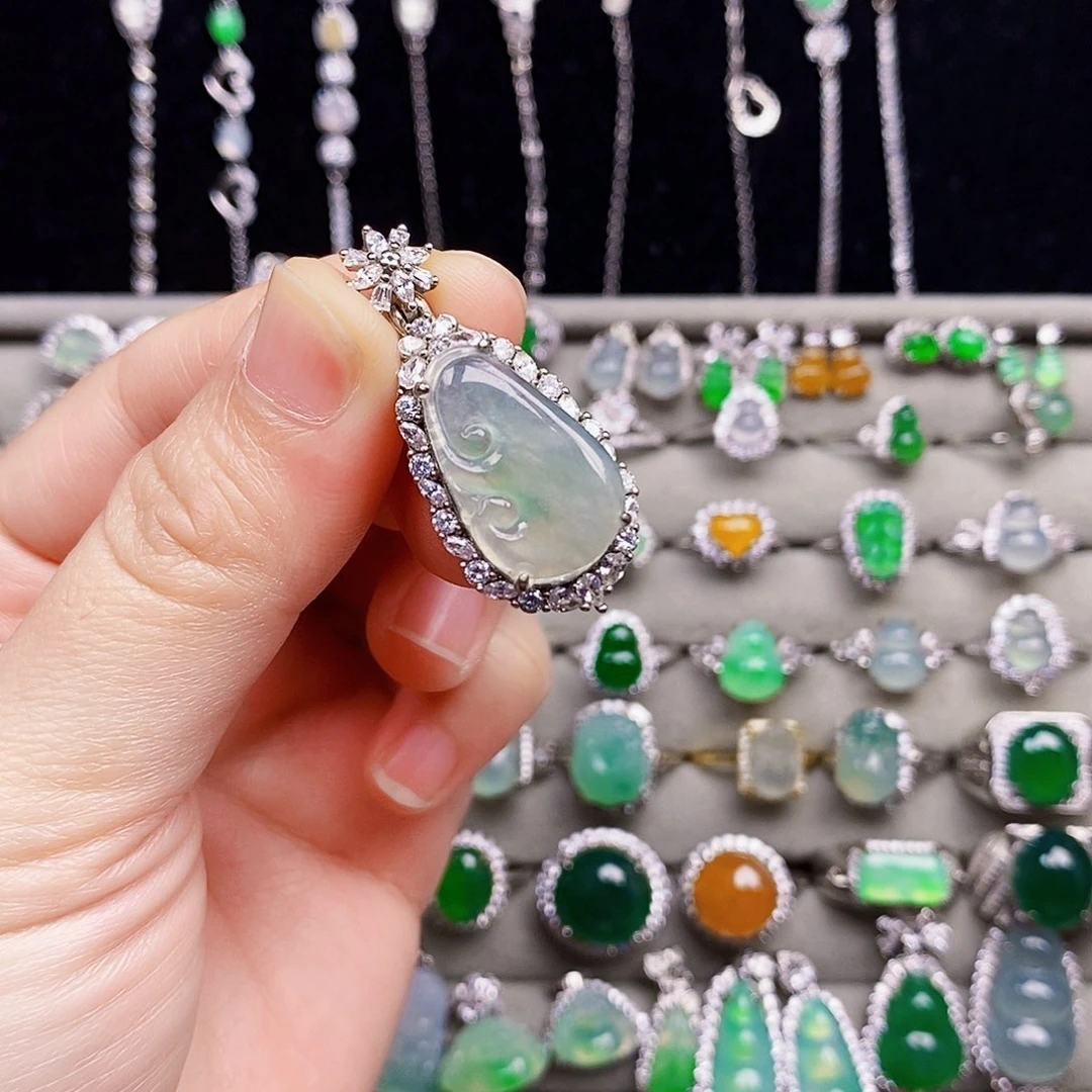 翡翠银S925镶嵌颈饰如意