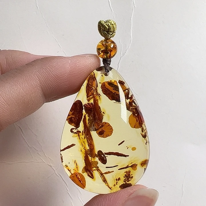 未镶嵌颈饰琥珀(花珀)