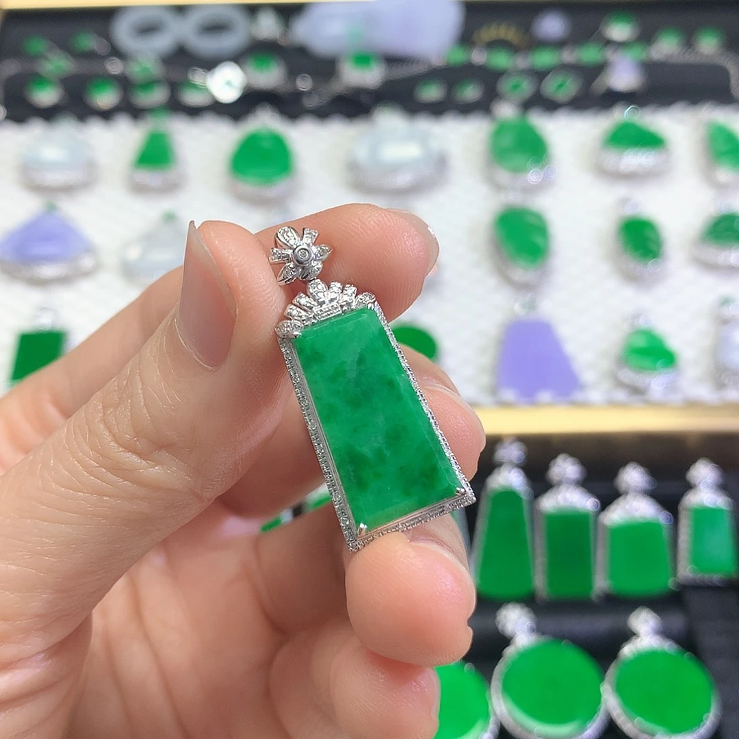 颈饰18K金镶嵌翡翠吊坠