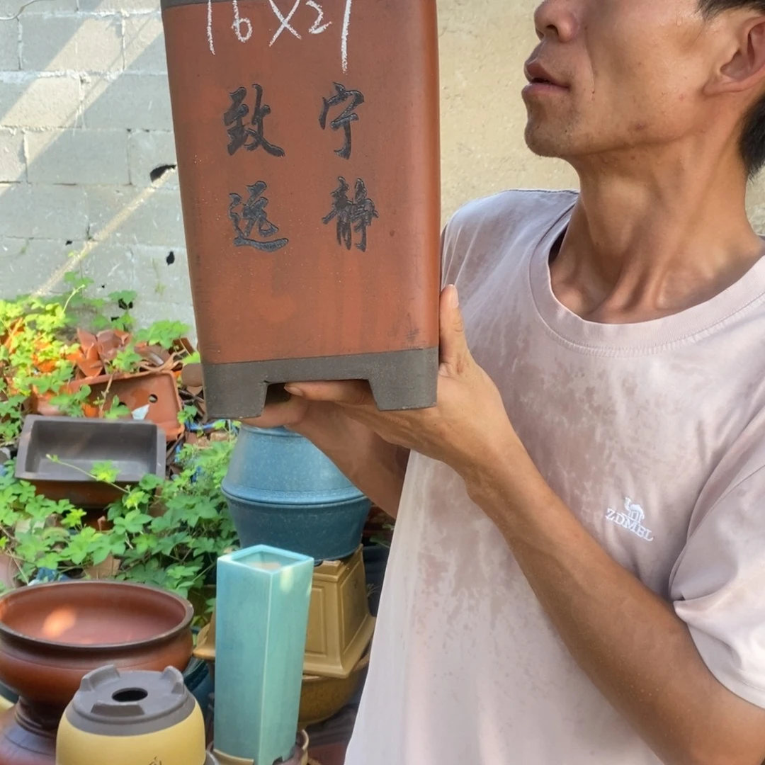 紫砂艺术学院的学生