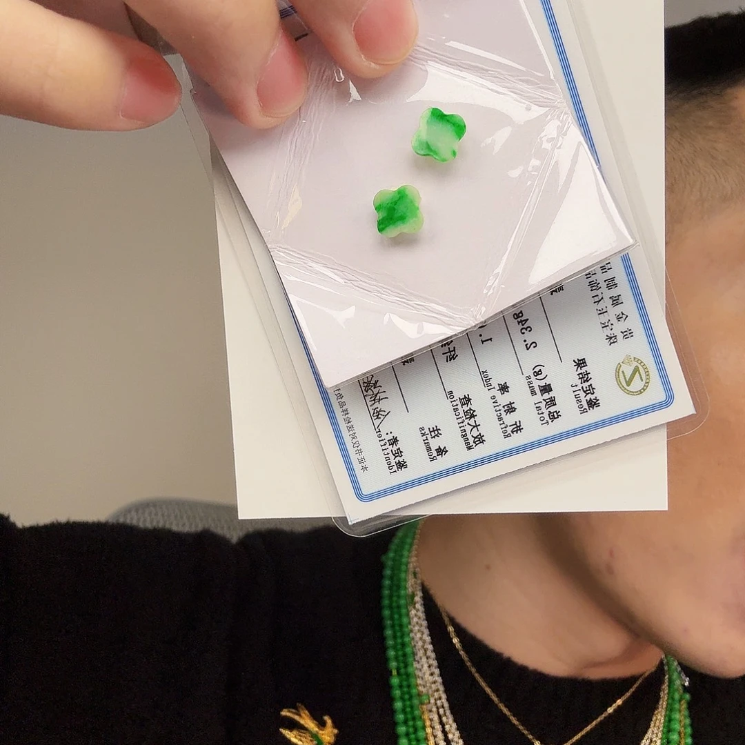 翡翠未镶嵌颈饰一对