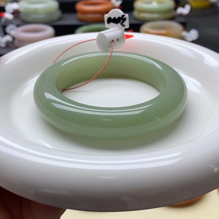 未镶嵌手镯石英岩玉