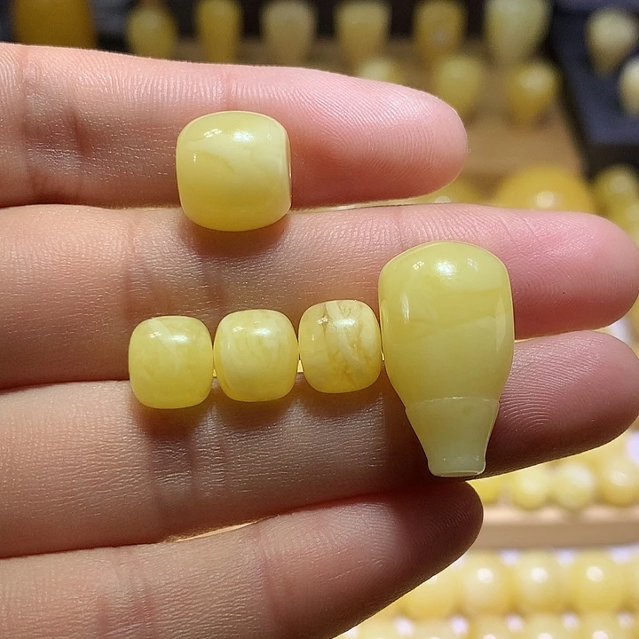Q***n蜜蜡未镶嵌裸石天然俄料浓白花蜜蜡套装9.3-12.5