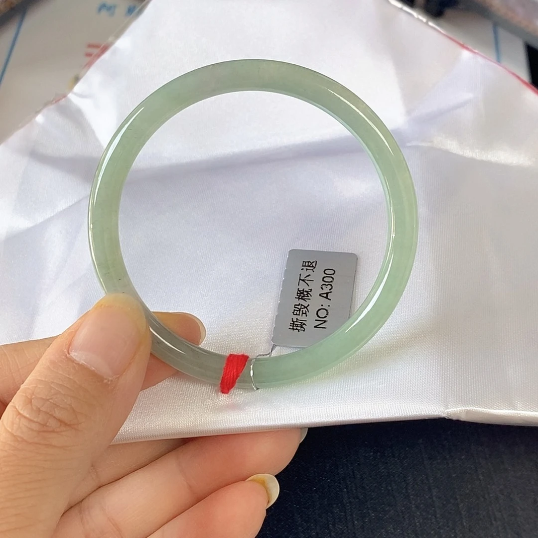 翡翠未镶嵌手镯（圆镯）51.4