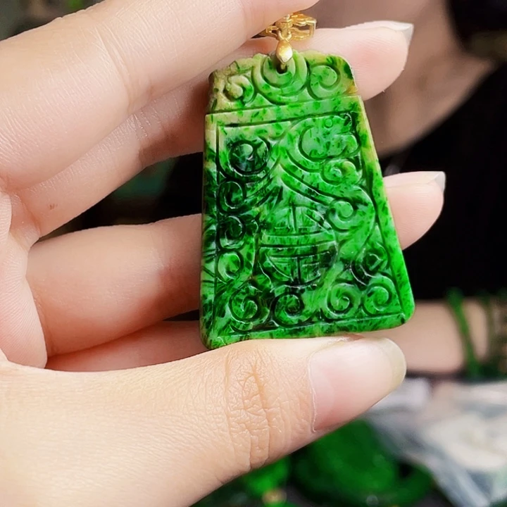 翡翠未镶嵌颈饰多样性