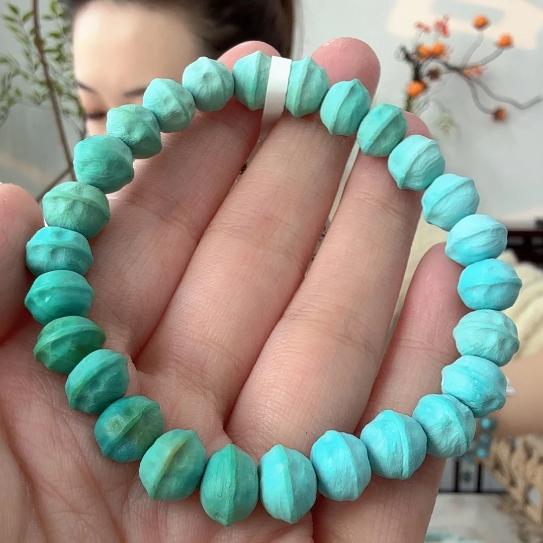 唐***思绿松石未镶嵌珠宝奇石