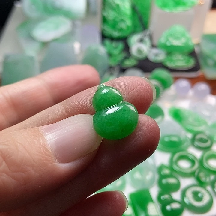 翡翠未镶嵌颈饰葫芦