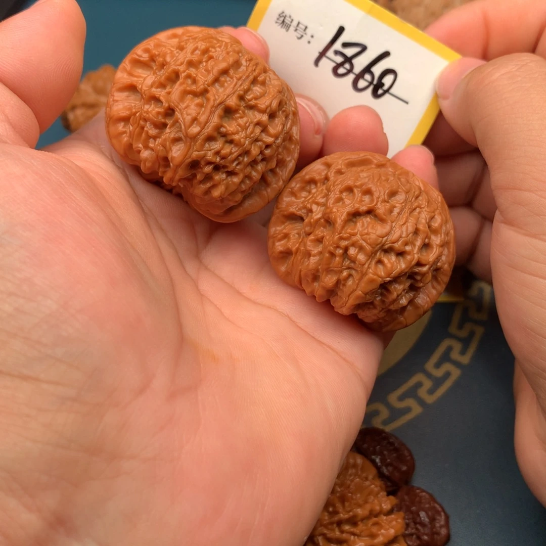 楊***羊文玩核桃把件血麒麟1860