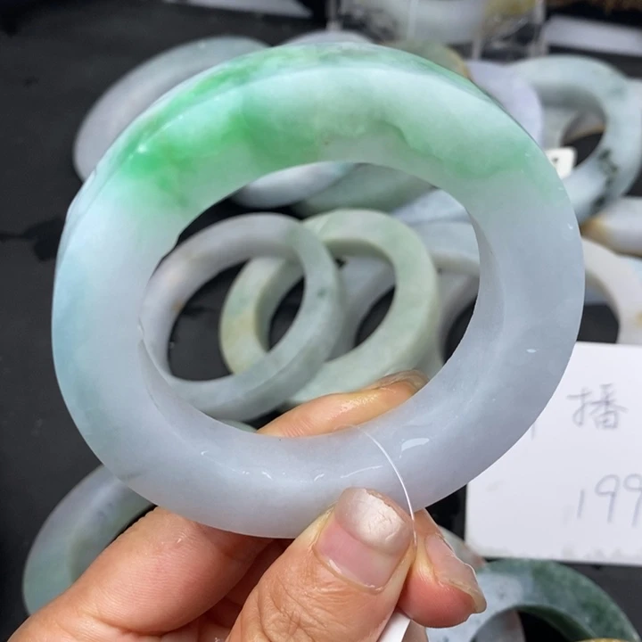 定制翡翠未镶嵌翡翠手镯