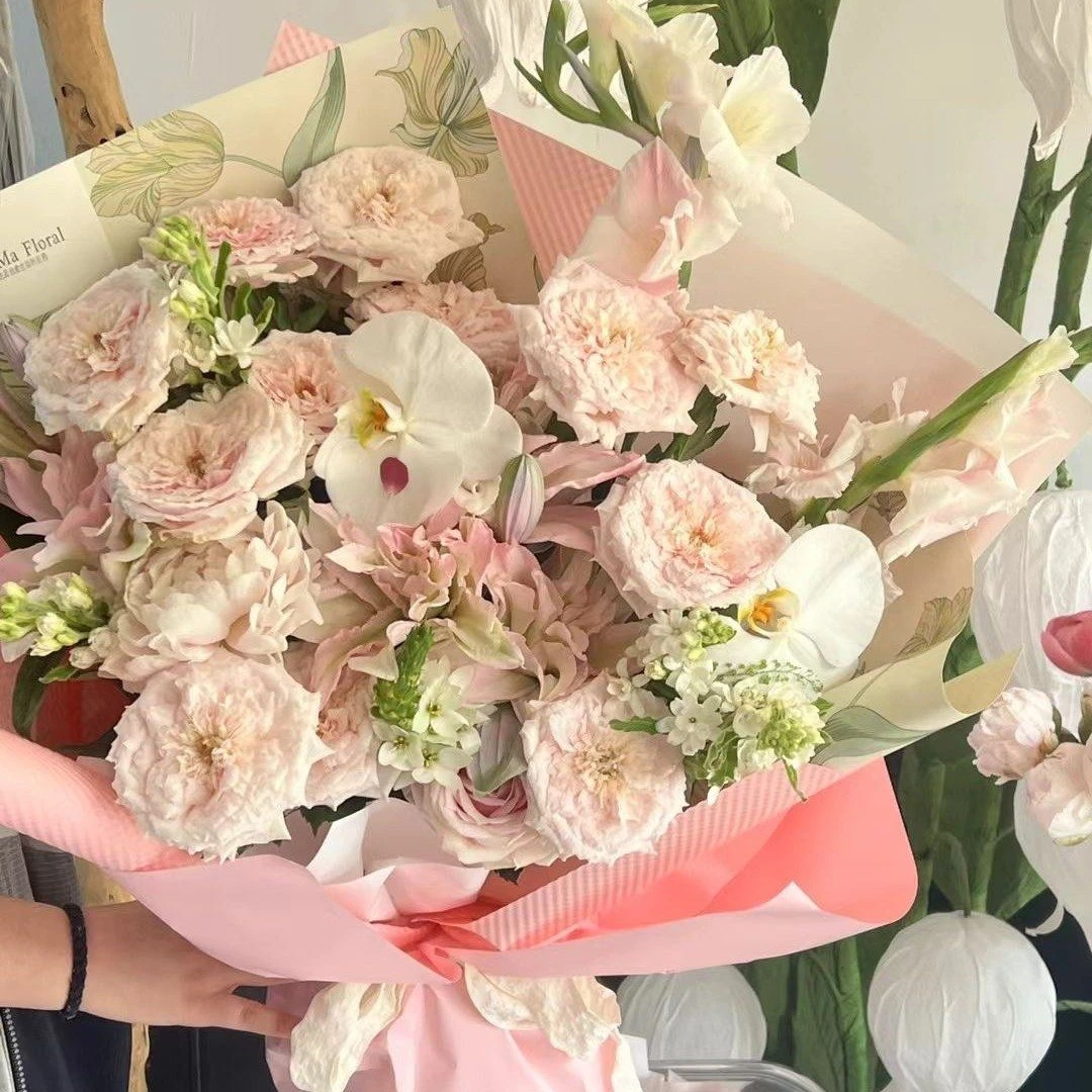 11朵小粉兔玫瑰搭配6朵重瓣百合2朵蝴蝶兰2朵贵妃出浴白色芍药超大混搭花束