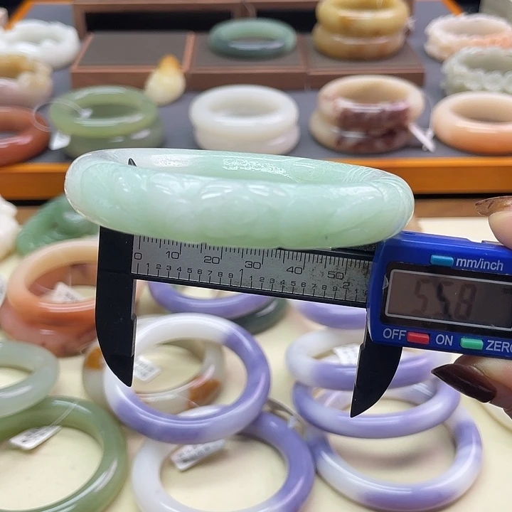 未镶嵌石英岩玉珠宝奇石