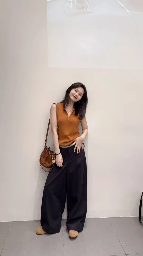 2025秋季新款软糯翻领无袖针织修身显瘦洋气上衣配丝巾百搭阔腿裤