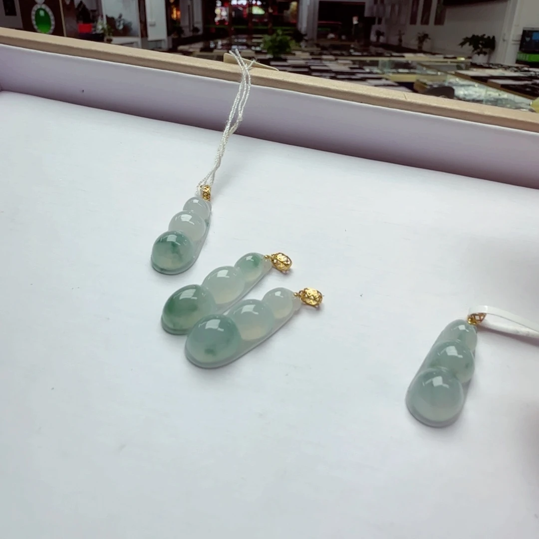 翡翠18K金镶嵌颈饰P K966