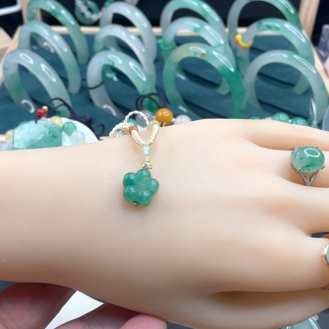 石英质玉未镶嵌颈饰