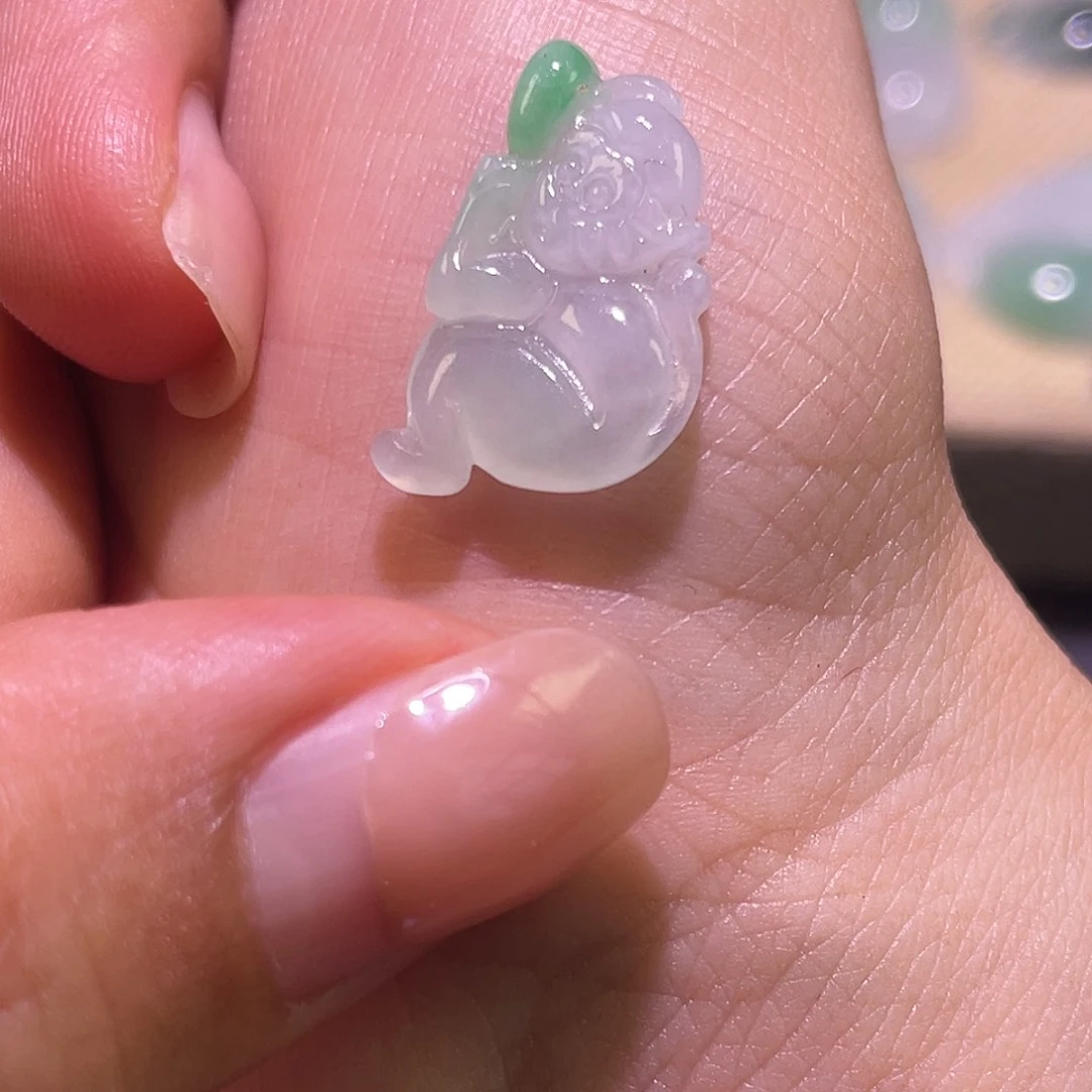 翡翠未镶嵌颈饰猴子