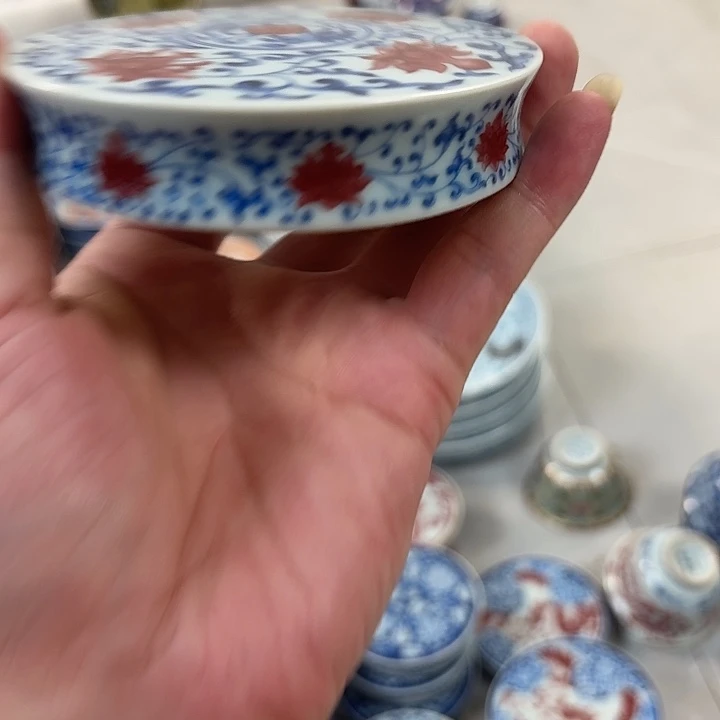 瓷片釉里红缠枝莲盖直