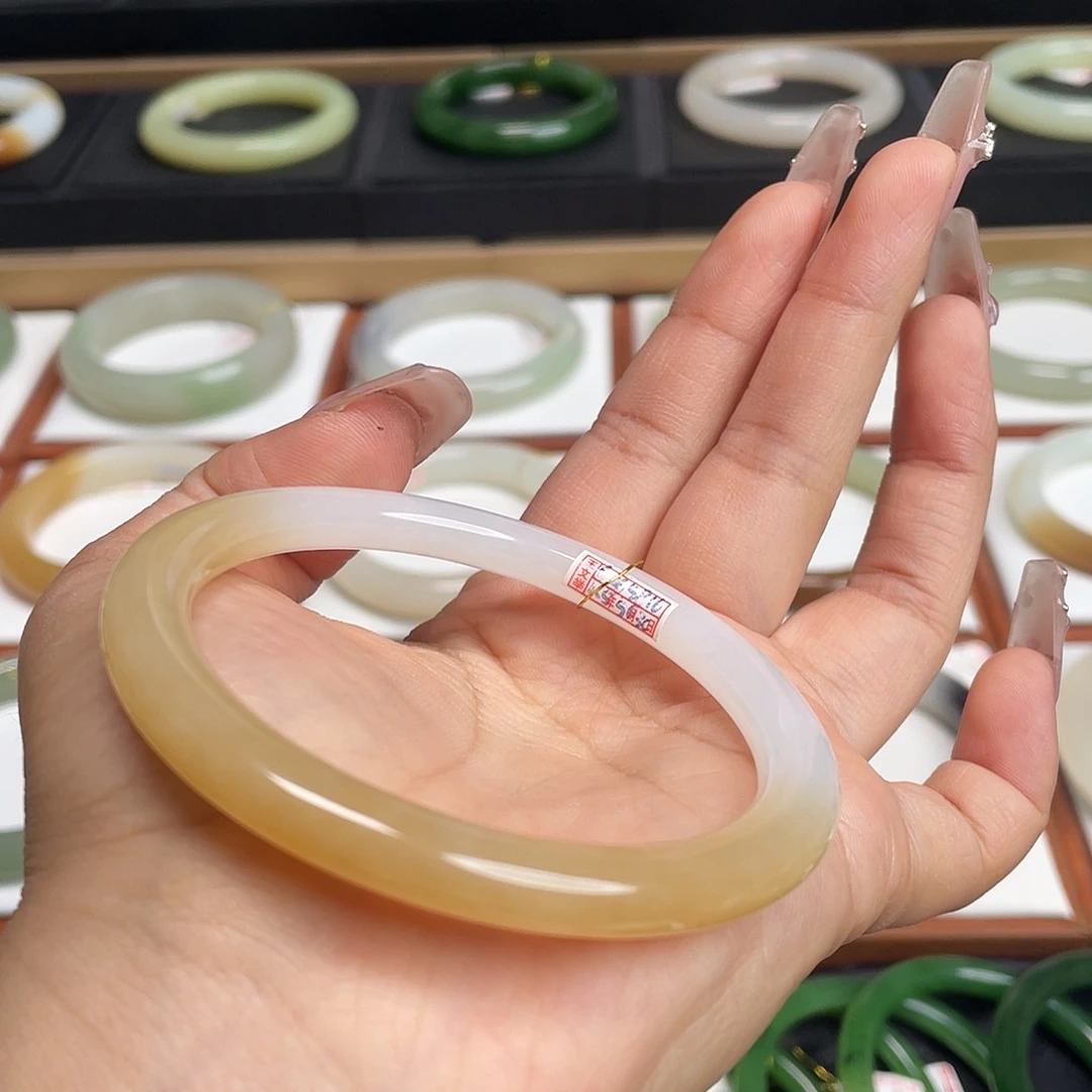 和田玉未镶嵌手镯糖白！57