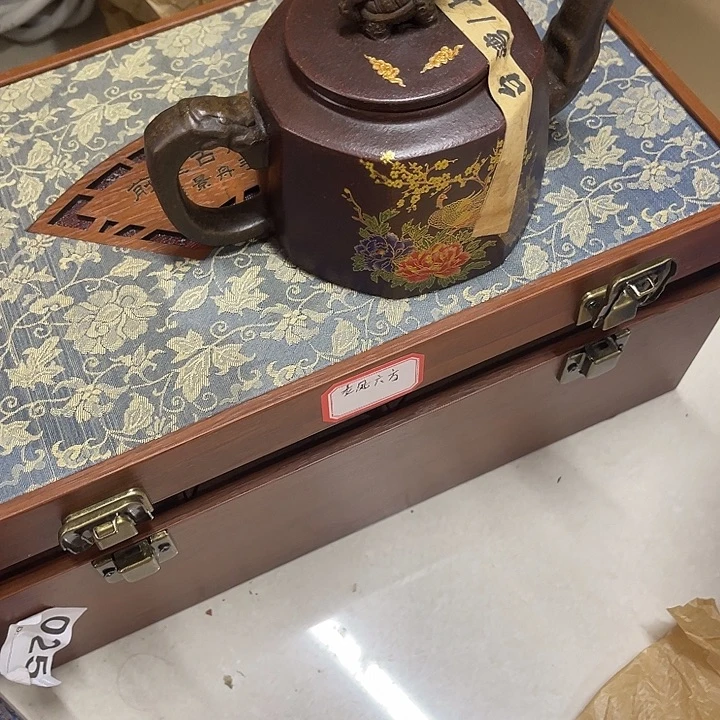 红泥茶壶原矿泥料手工制作的一把紫砂壶。