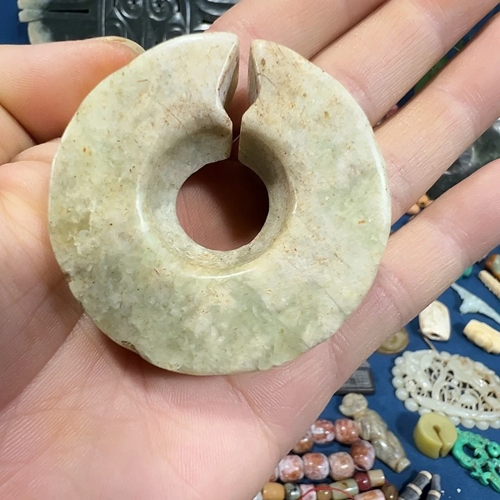 透闪石质玉未镶嵌挂件