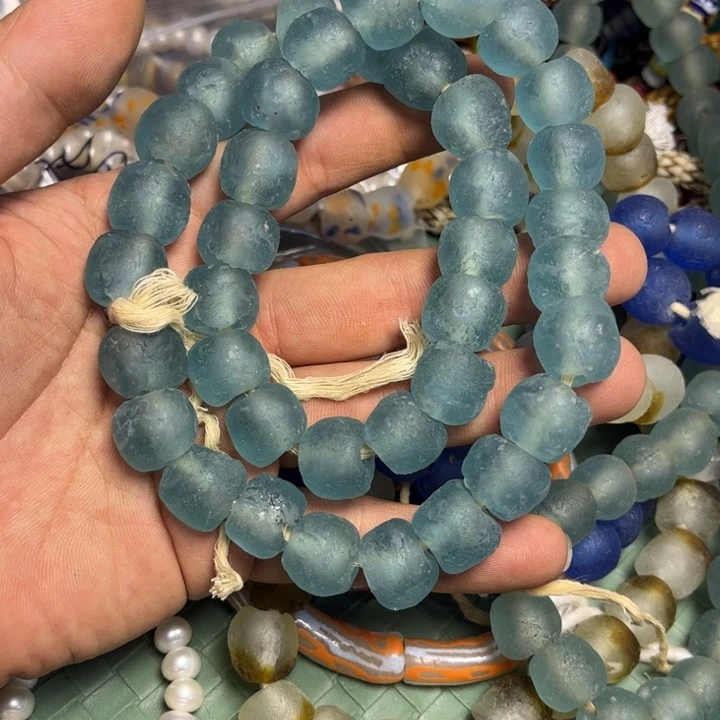 颈饰玻璃2114。半条