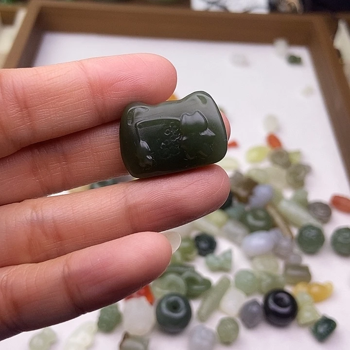 绿***情和田玉未镶嵌颈饰