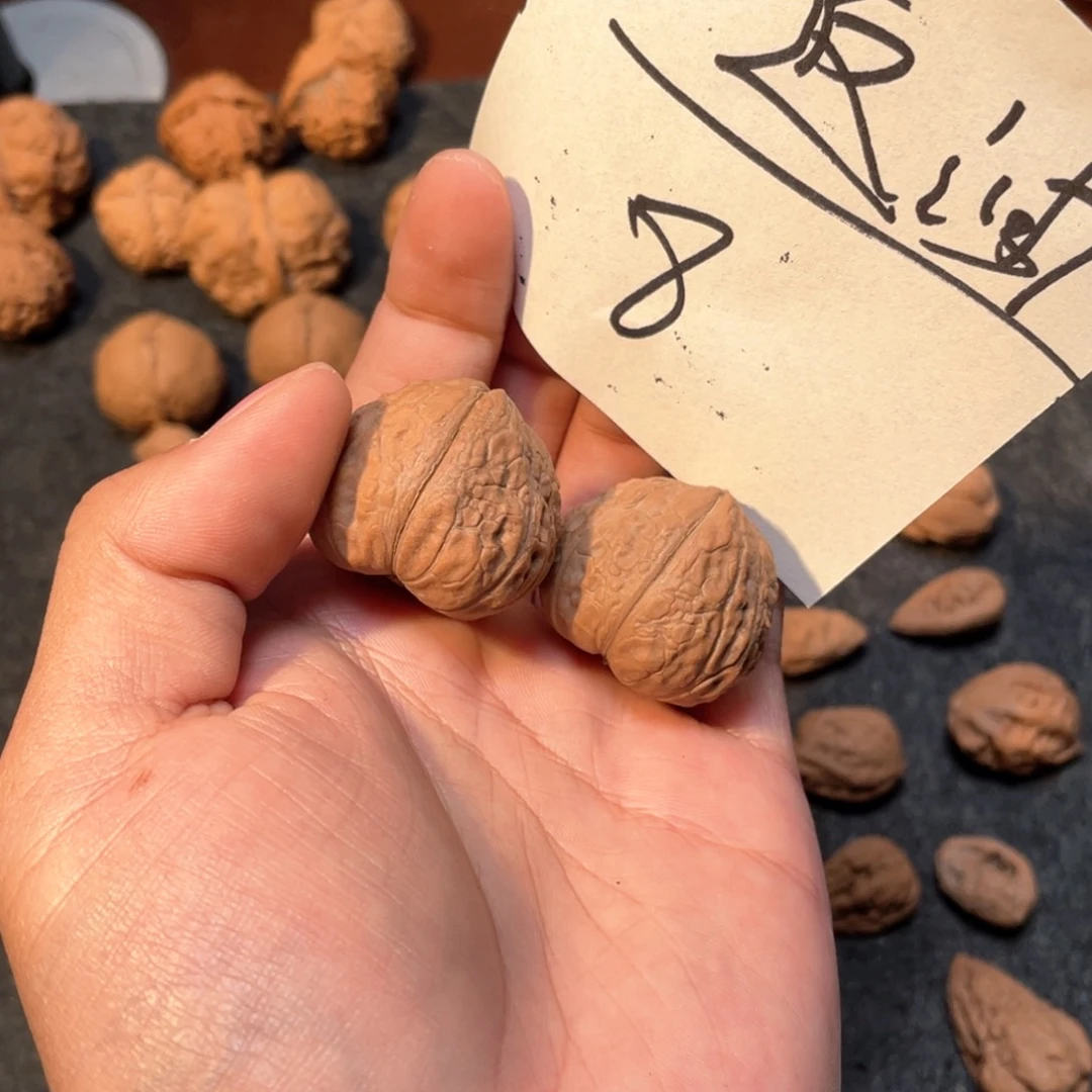 文玩核桃把件文玩核桃吊坠秋子小手捻寿桃