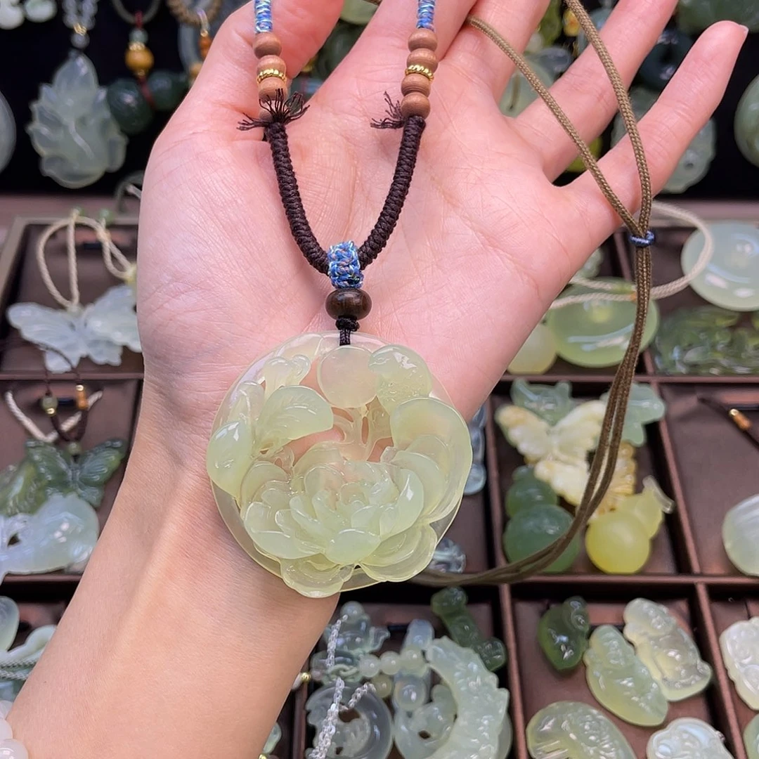 蛇纹石玉未镶嵌颈饰瑕疵款