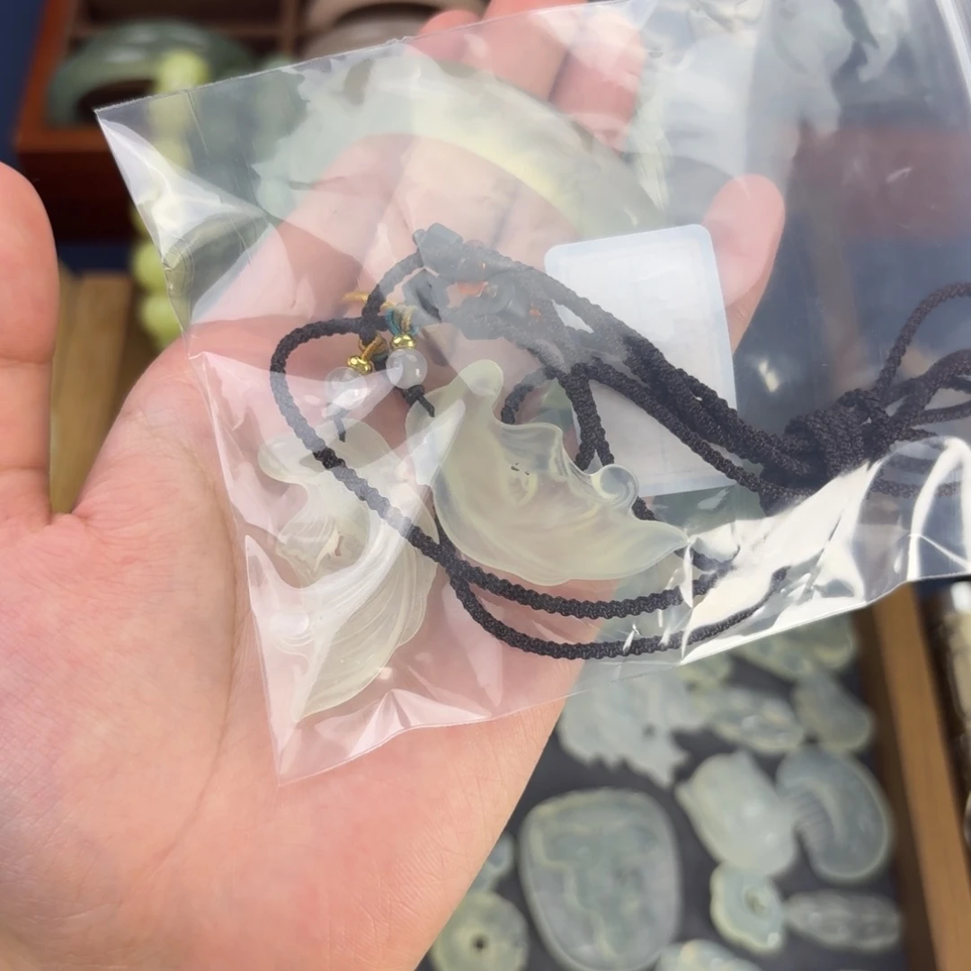 岫玉未镶嵌颈饰双鱼