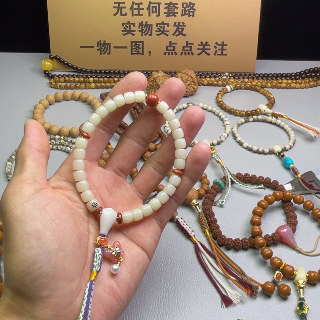 吊坠白玉菩提。。。。。。。。。。。。。