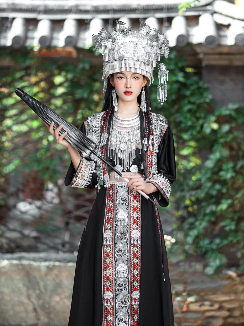云南贵州苗族苗寨少数民族服装舞蹈演出服苗疆少女土家族旅拍摄影