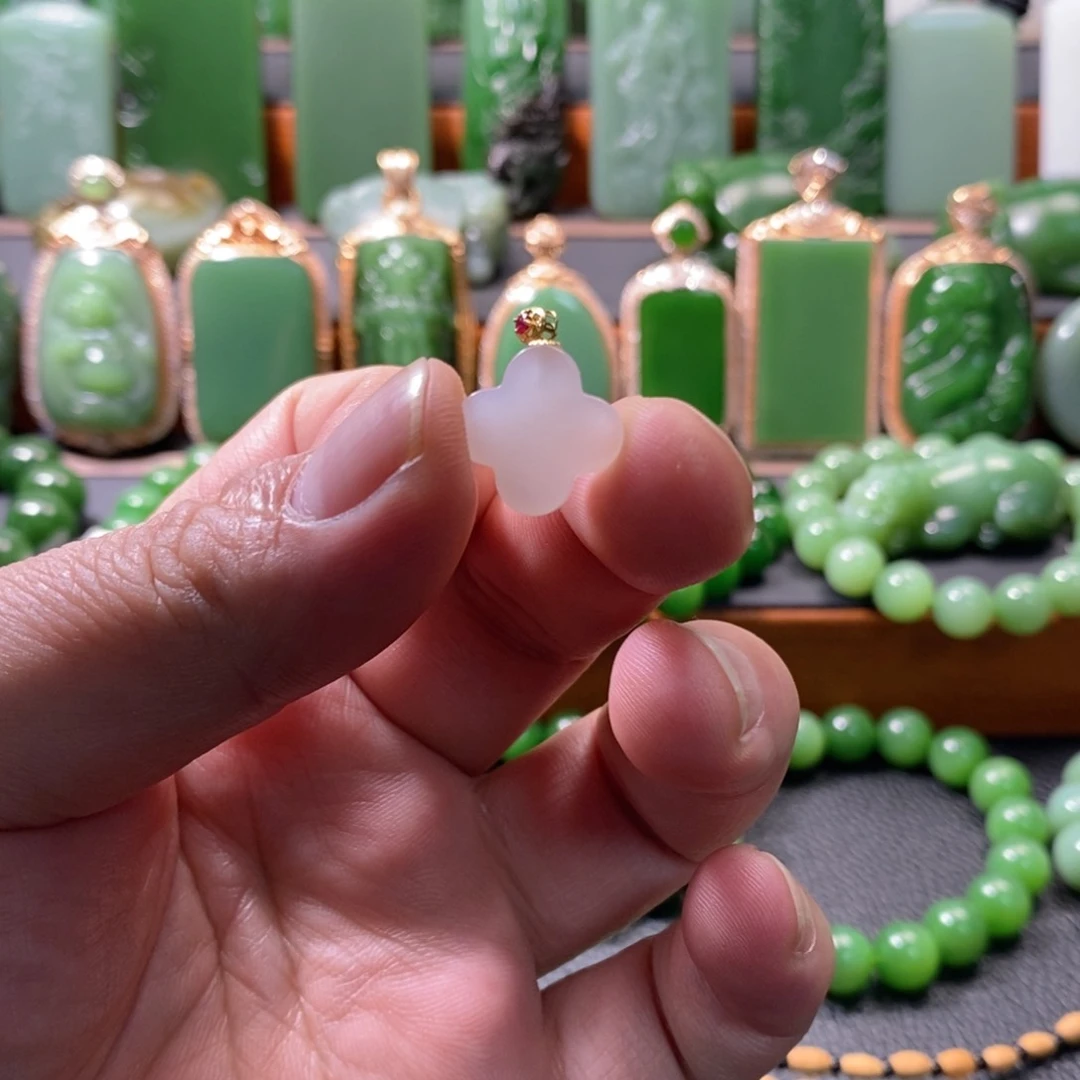 颈饰18K金镶嵌和田玉（白玉）四叶草