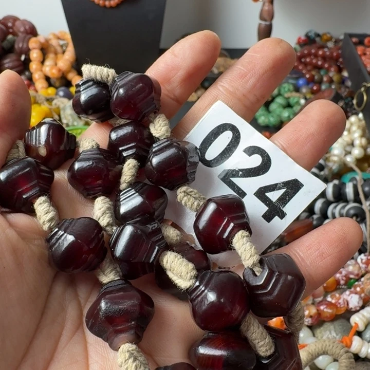 白***九玛瑙/玉髓未镶嵌颈饰