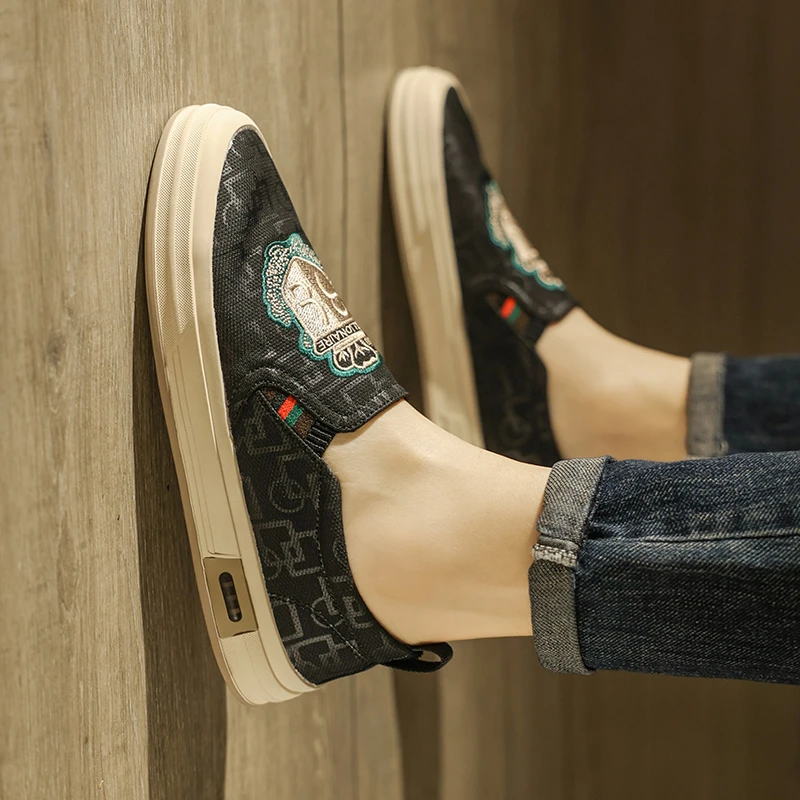 春季男鞋轻奢潮鞋休闲鞋男款鞋子刺绣英伦风透气百搭潮流男士板鞋