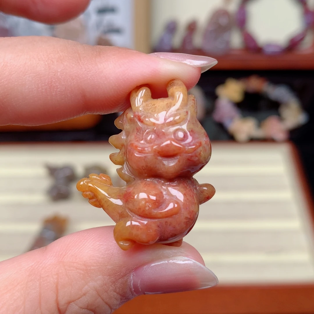 未镶嵌颈饰硅化玉
