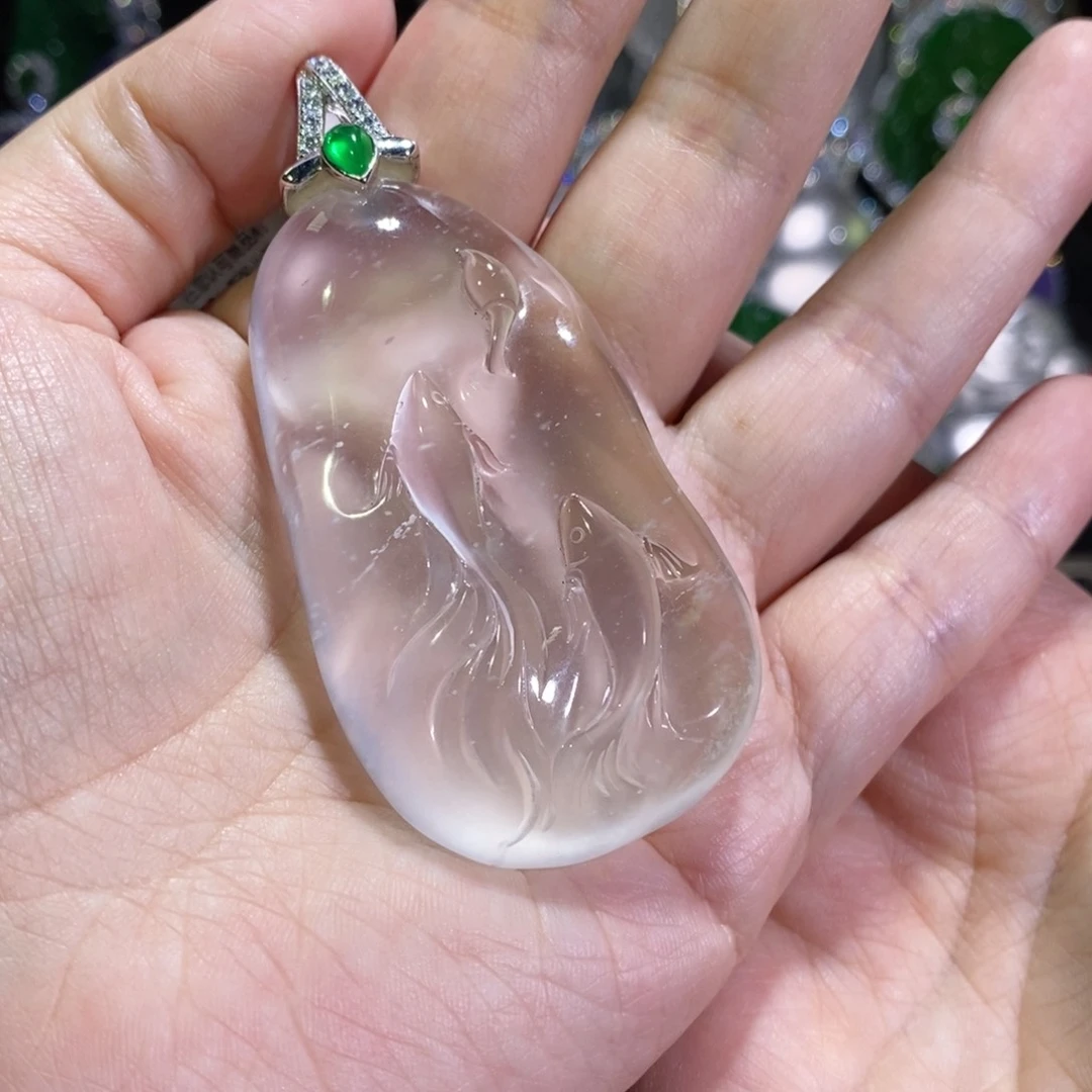 颈饰未镶嵌石英质玉桃*