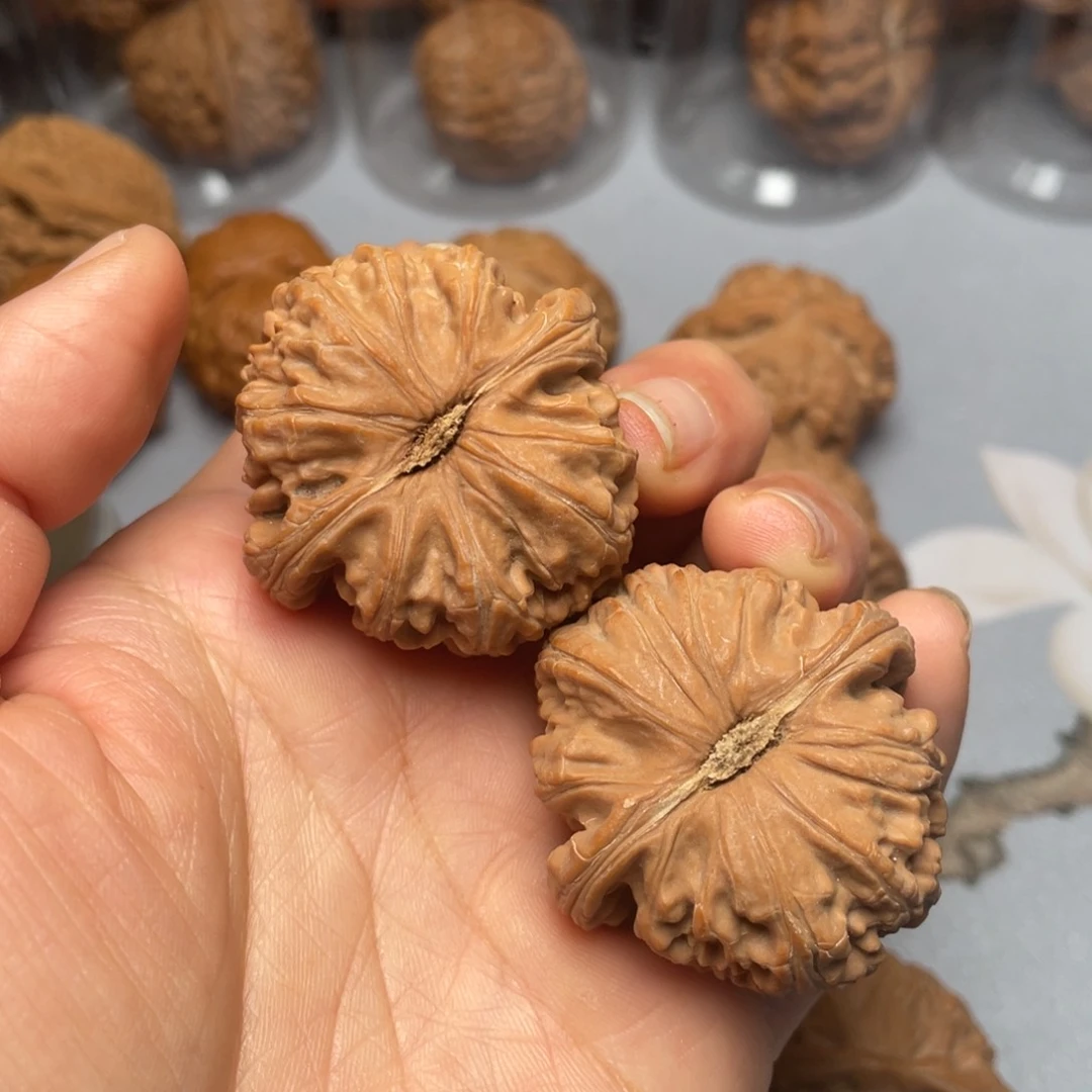【闪购商品】文玩核桃吊坠卡姿兰………