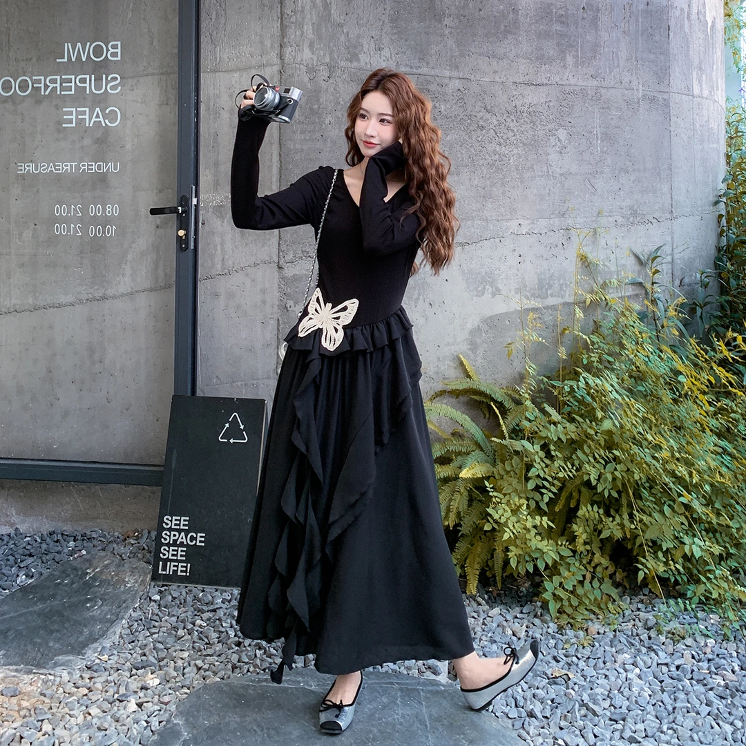 黑色独特漂亮掐腰连衣裙女2025秋季新款高级感气质优雅显瘦长裙子