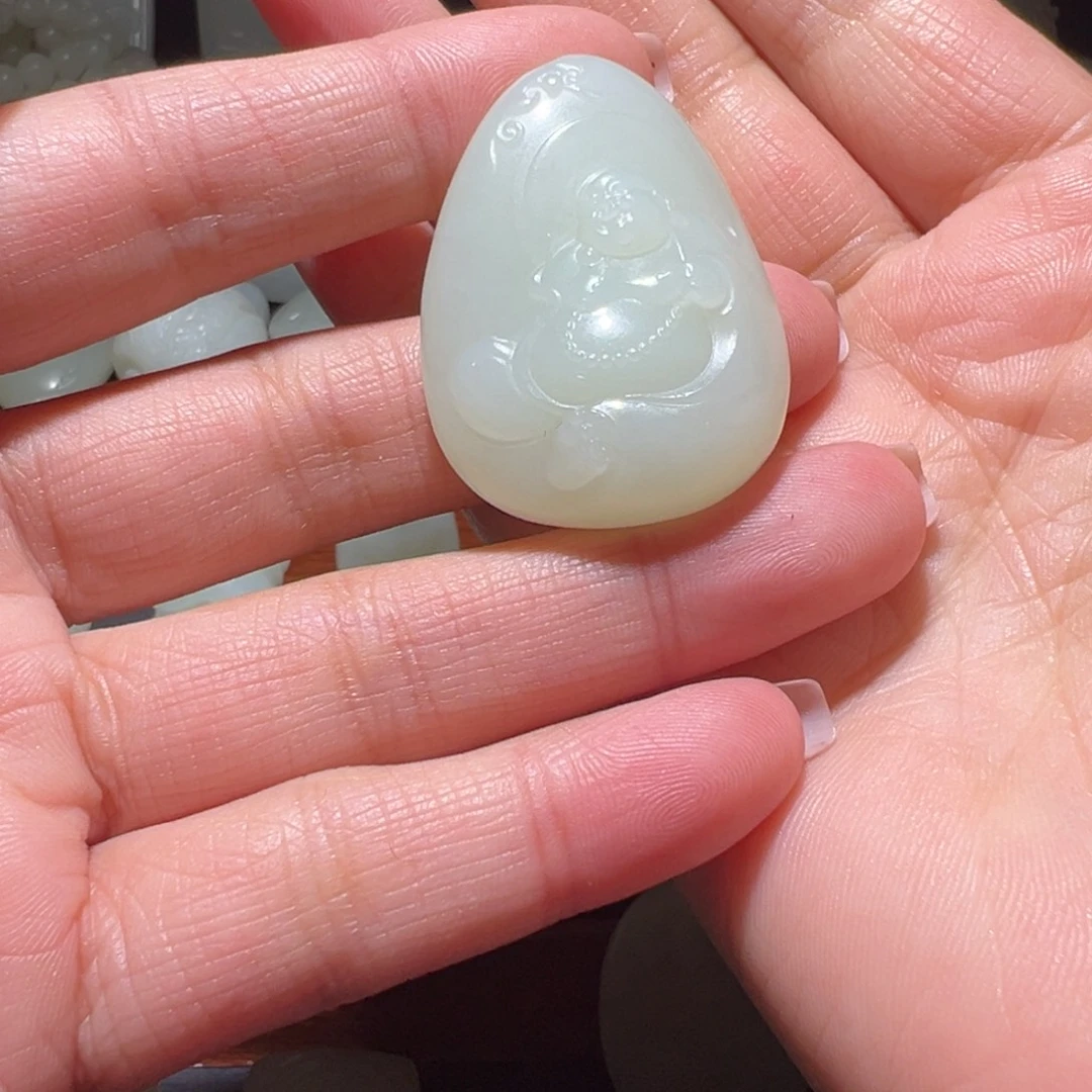 慎***龙和田玉未镶嵌颈饰