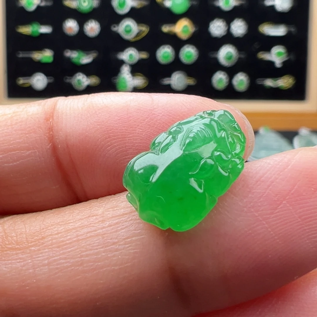 翡翠未镶嵌颈饰貔貅