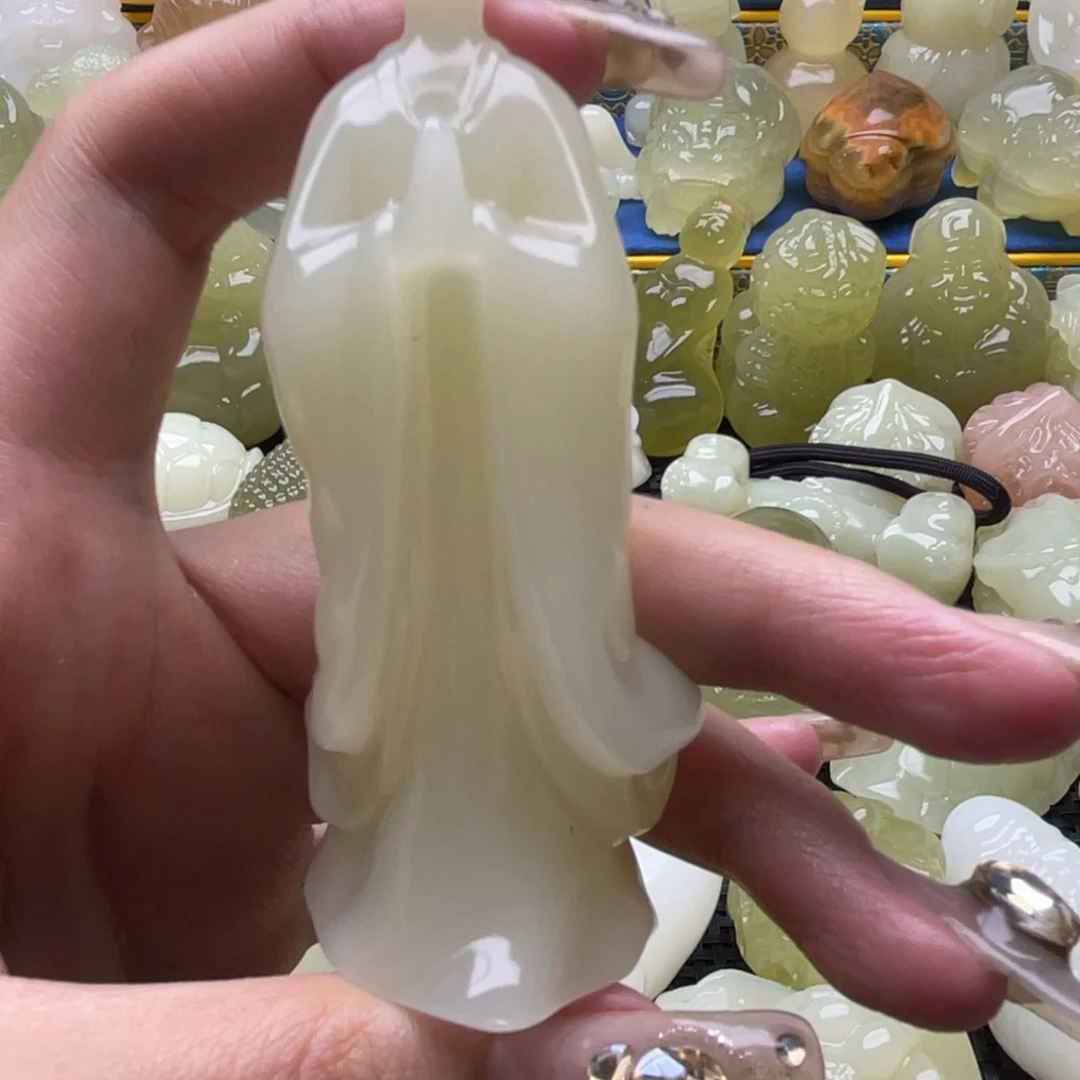 刘***哥玉天然桌面摆放摆件