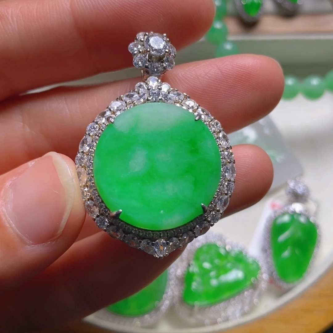 翡翠颈饰银S925镶嵌圆牌吊坠