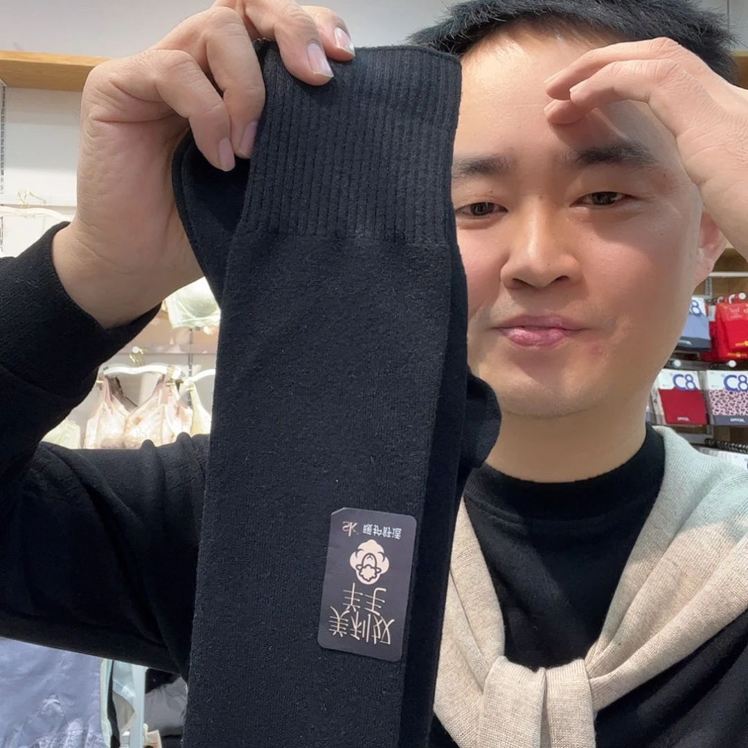 1双灰色高跟鞋圆形头一